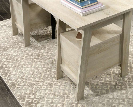 Schreibtisch im Bock-Stil mit Oberfläche aus gekalktem Kastanienholz