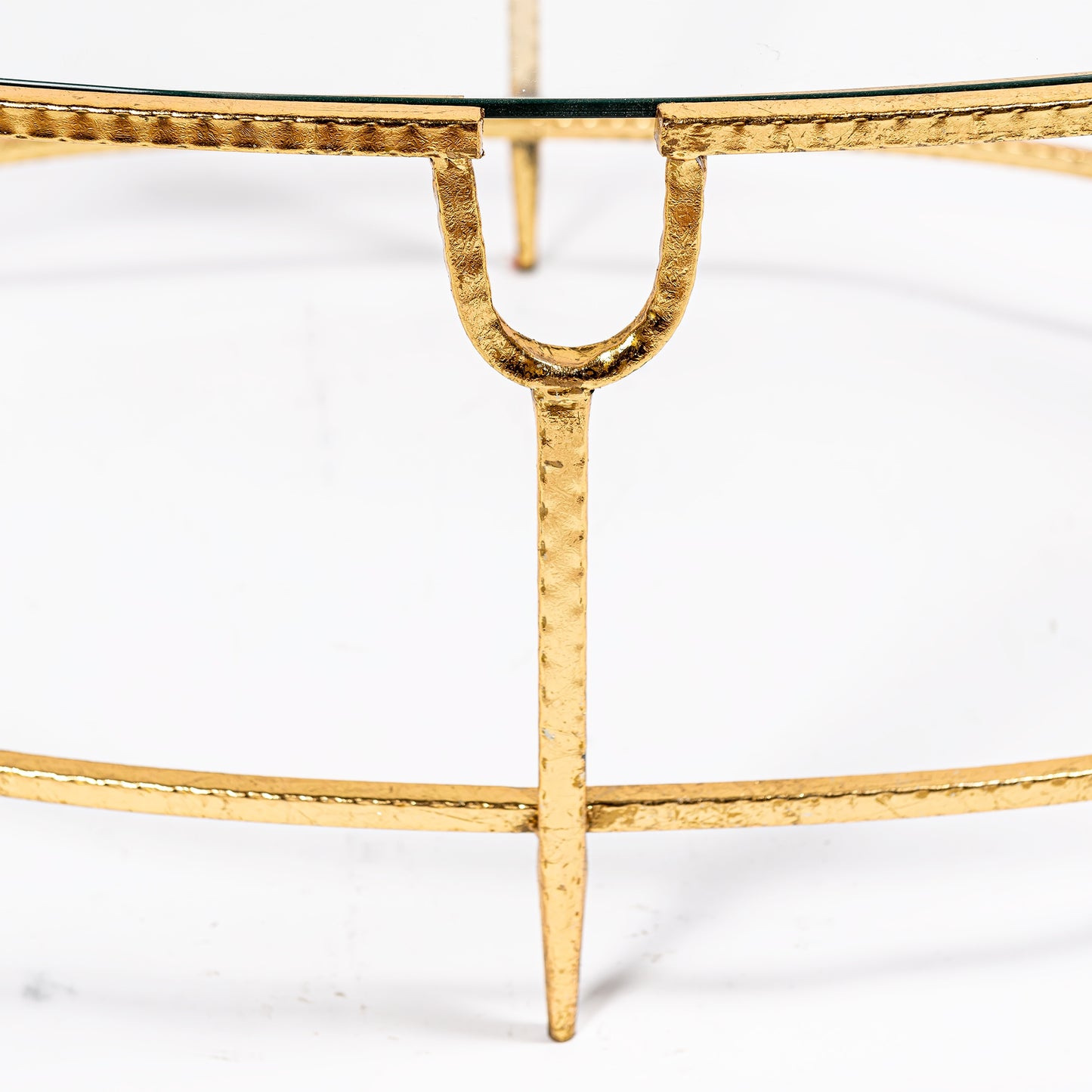 Schöner ovaler Couchtisch aus Metall – Blattgold