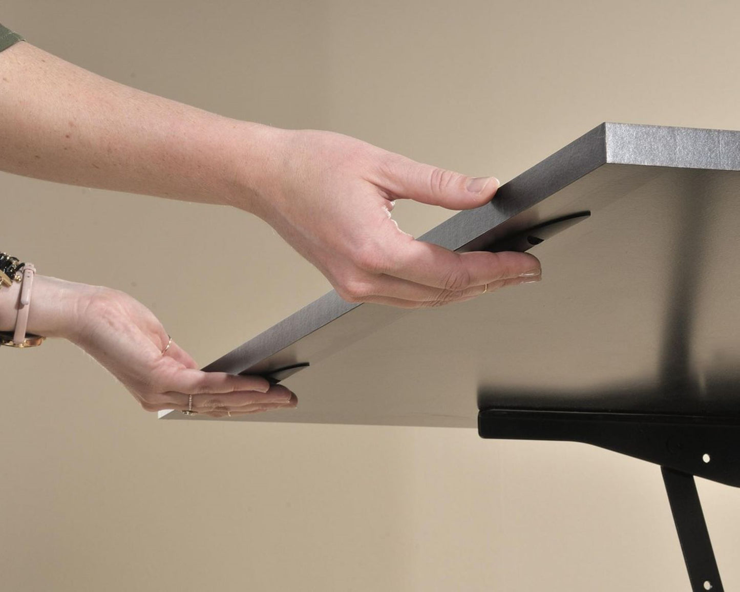 Ergonomischer Sitz-/Steh-Büroschreibtisch für zu Hause in Jamocha-Holzoptik