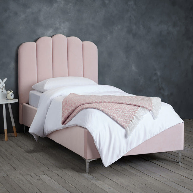 Einzelbett mit rosa Blütenblatt-Design