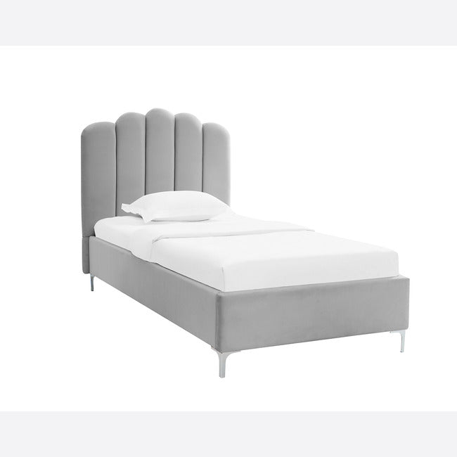 Einzelbett mit rosa Blütenblatt-Design