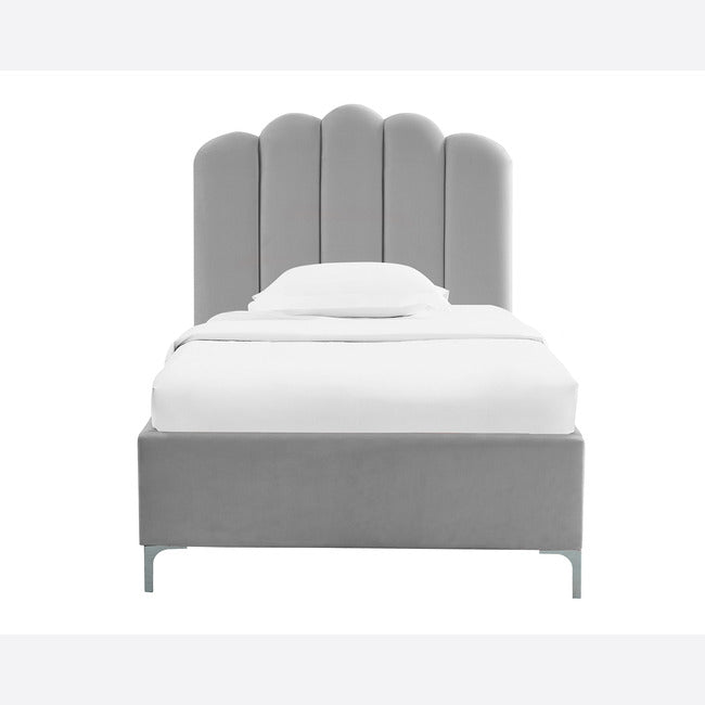 Einzelbett mit rosa Blütenblatt-Design