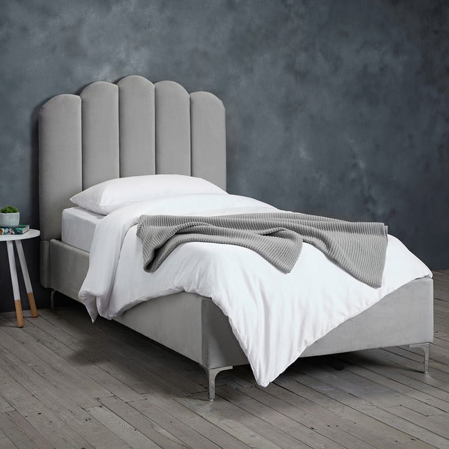 Einzelbett mit rosa Blütenblatt-Design