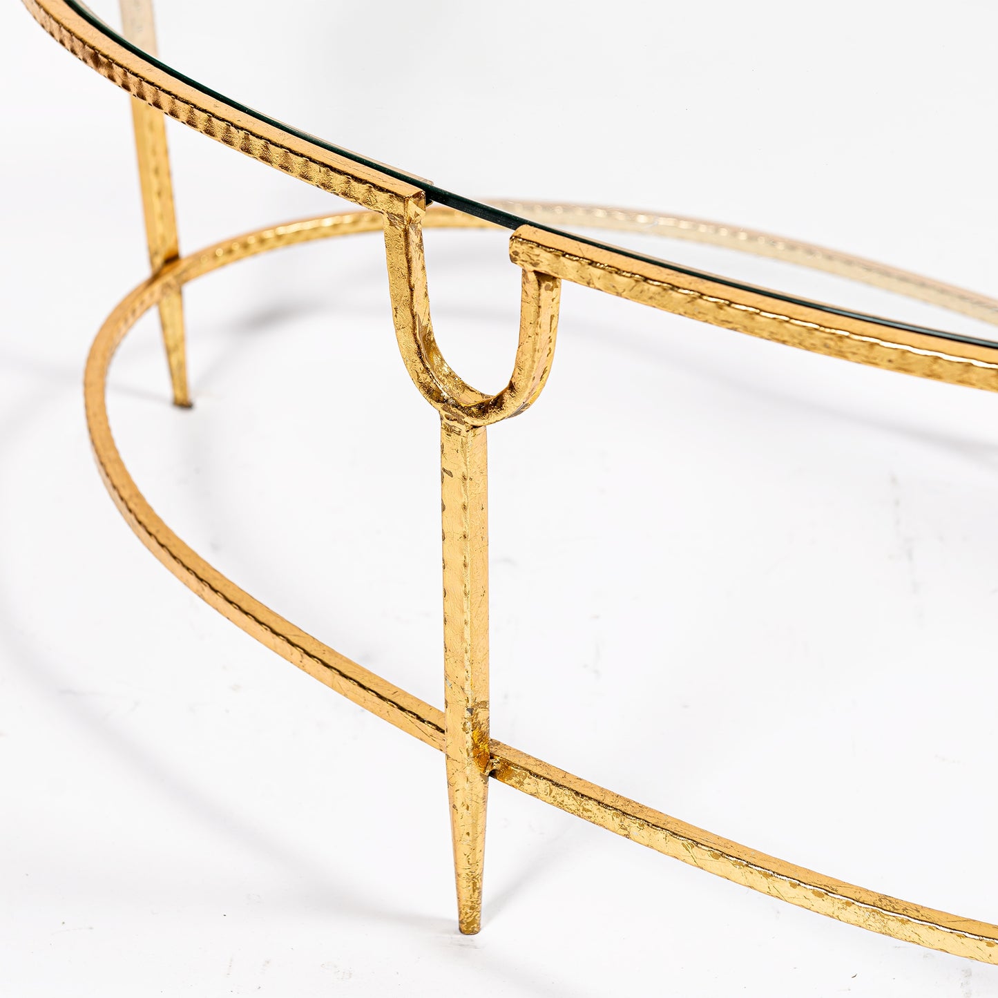 Schöner ovaler Couchtisch aus Metall – Blattgold