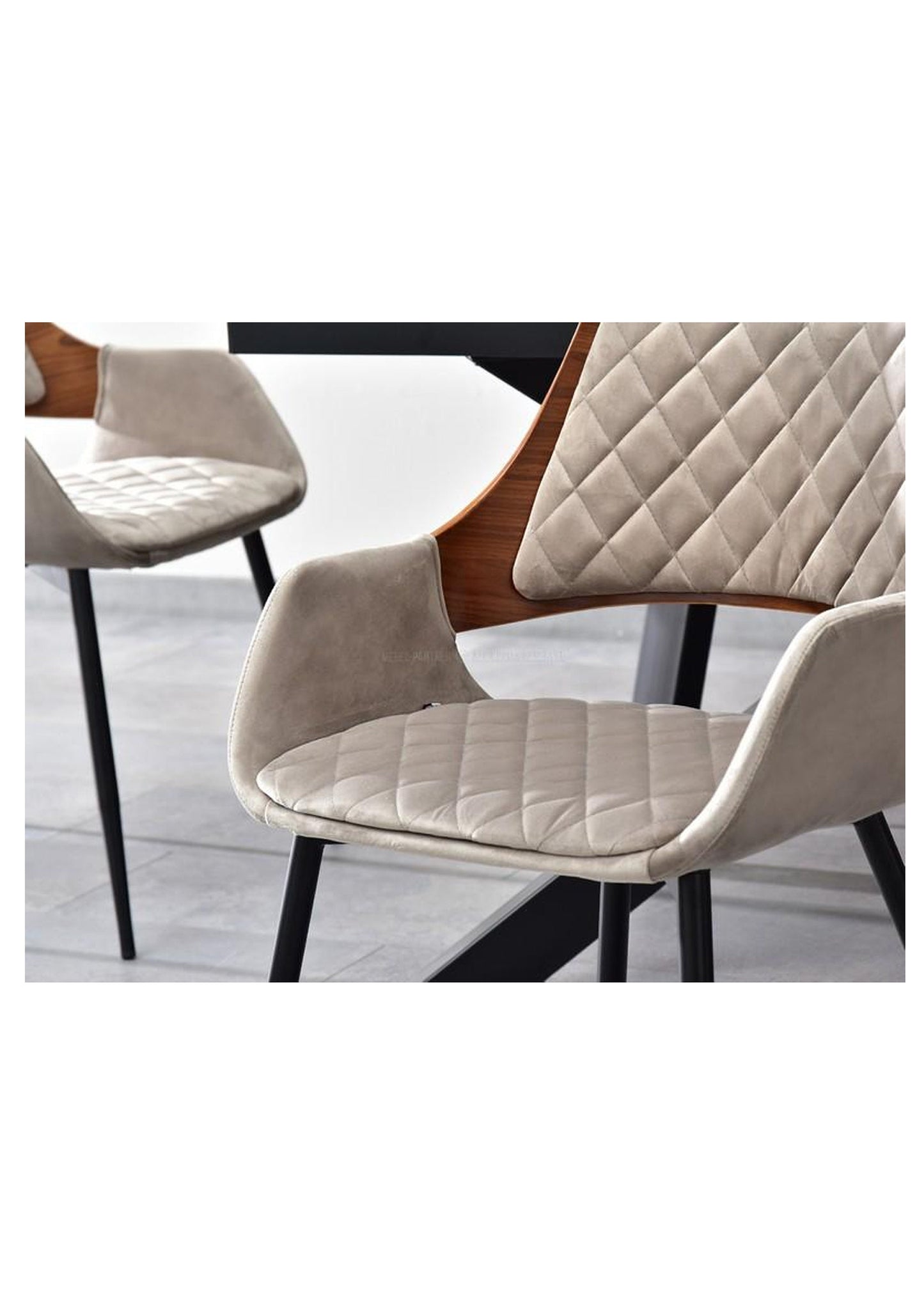 Ess- und Bürostuhl im Retro-Scandi-Stil aus cremefarbenem Samt und Walnussholz