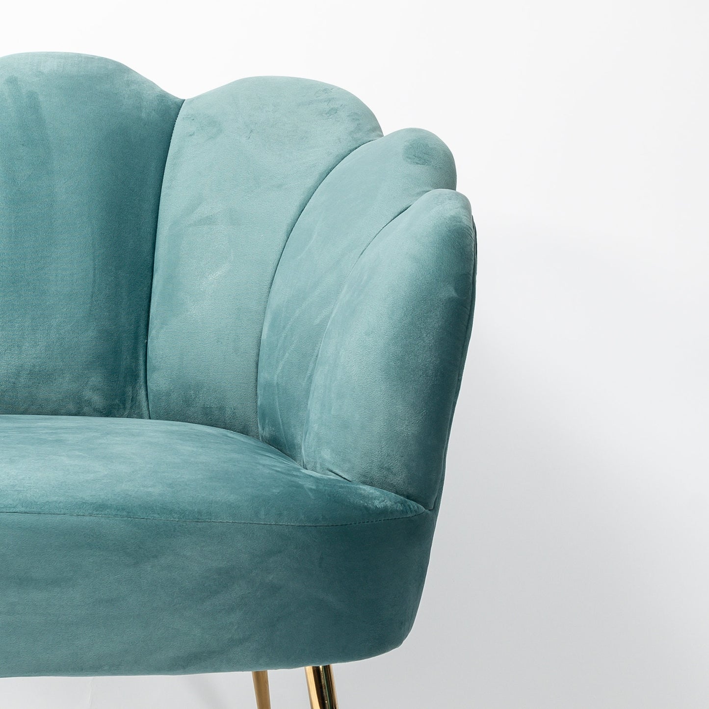 Cocktailsessel „Lotus“ aus weichem blauem Samt mit goldenen Beinen