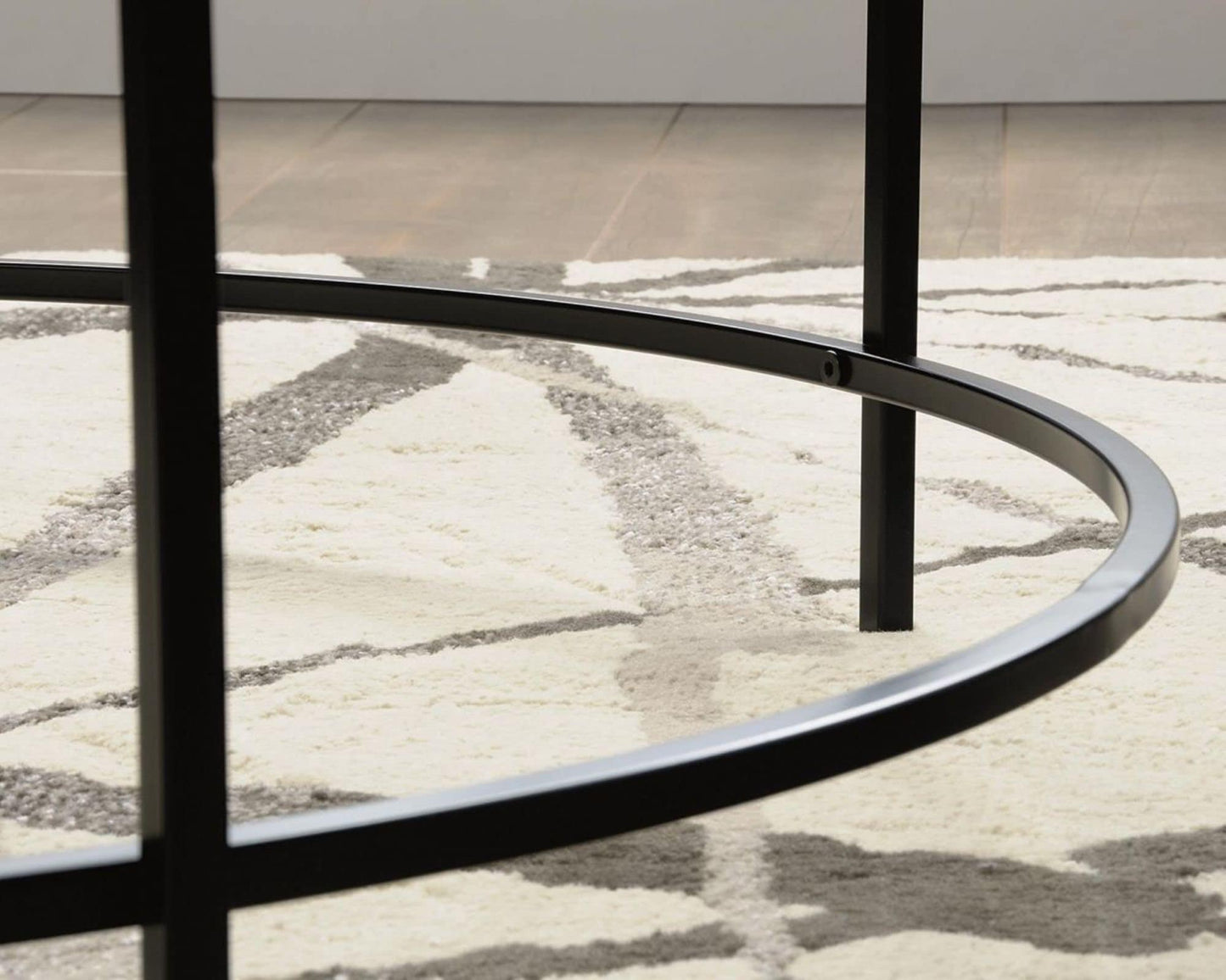 Runder Couchtisch mit Glasplatte und schwarzem Metallrahmen