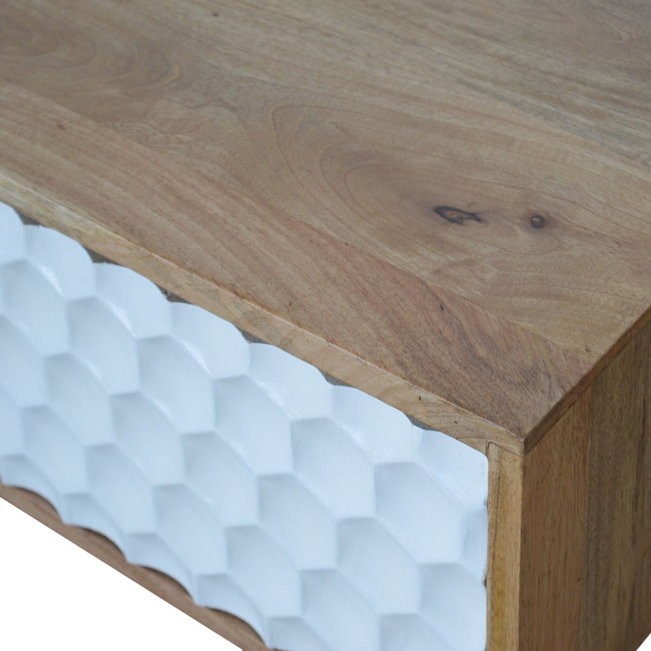 Couchtisch aus geschnitztem Holz in Wabenoptik und Weiß