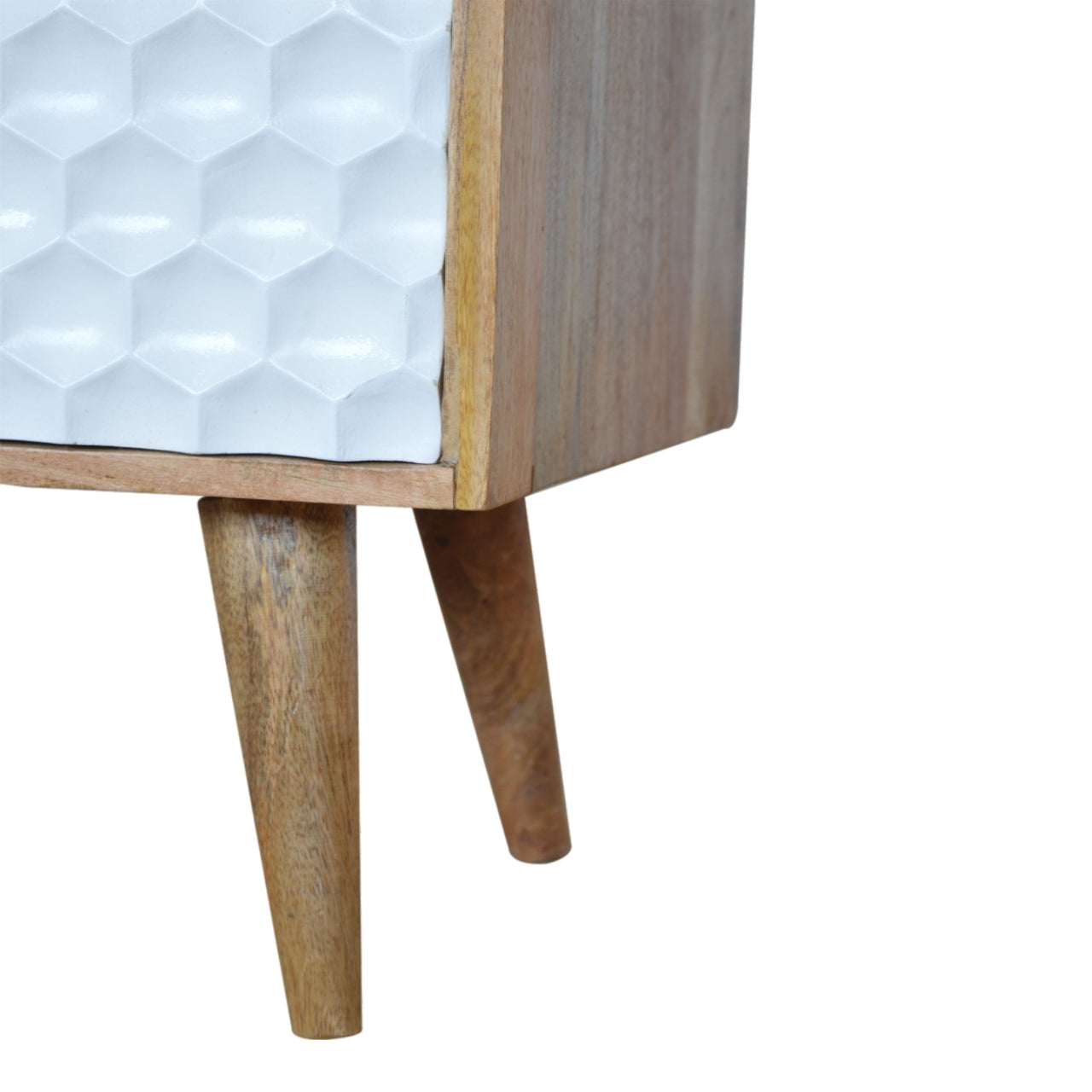 Couchtisch aus geschnitztem Holz in Wabenoptik und Weiß