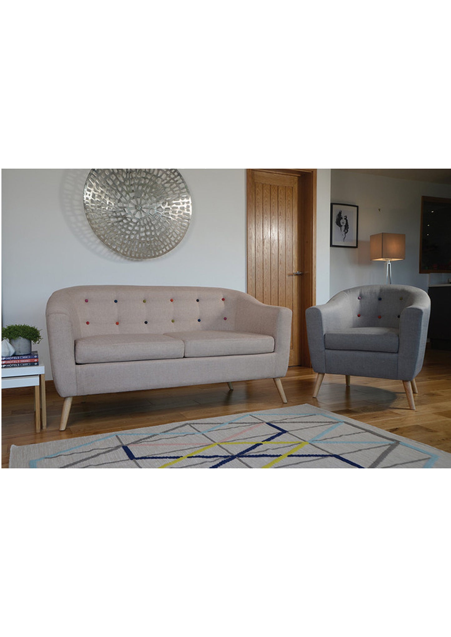 Graues oder beigefarbenes 2-Sitzer-Sofa mit Knöpfen im Scandi-/Retro-Sofa-Stil – 2 Farben